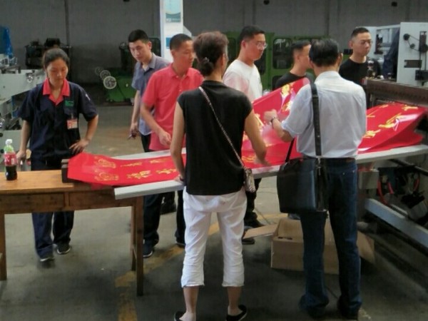 對(duì)聯(lián)燙金機(jī)試機(jī)客戶(hù)連連稱(chēng)贊！